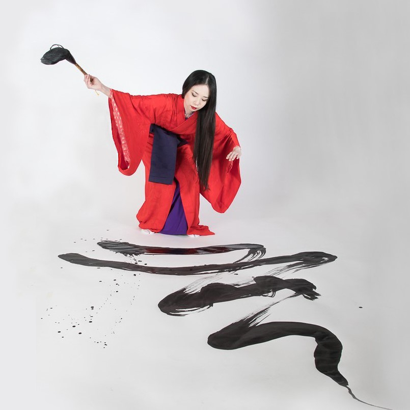 KASHUŪ, the London-based Japanese calligrapher performing giant calligraphy