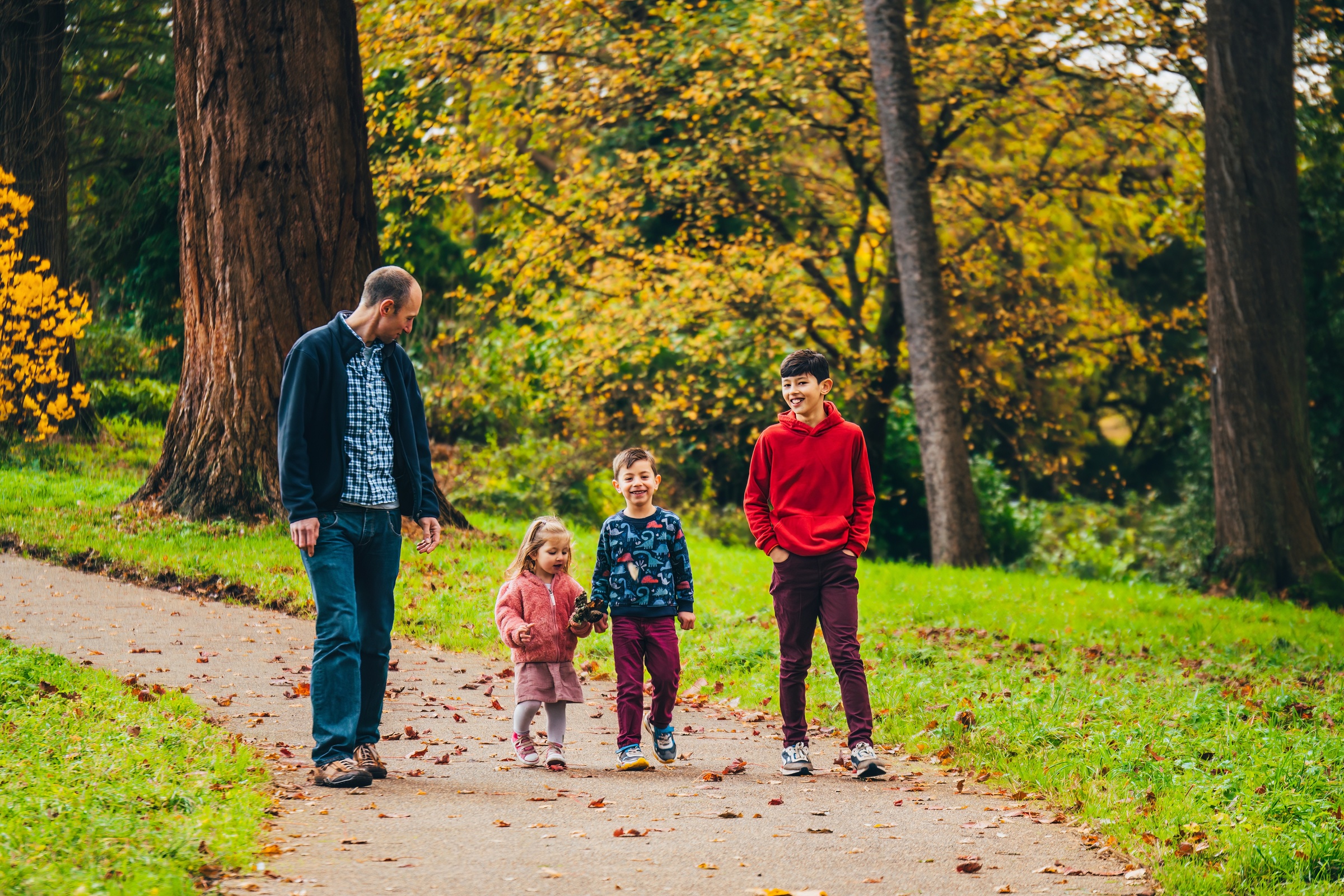 A family walking at Wakehurst, Visual Air © RBG Kew